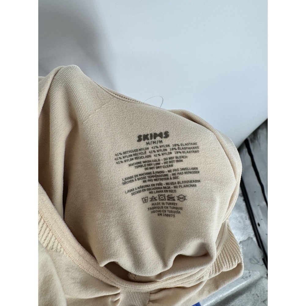 SKIMS Seamless Sculpt Thong Bodysuit Womens Medium Sand Tan Adjustable Straps - Picture 4 of 6